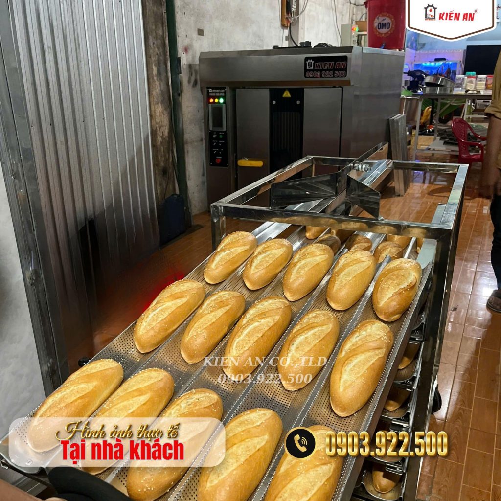 Bánh mì được nướng trực tiếp từ lò nướng Kiến An 