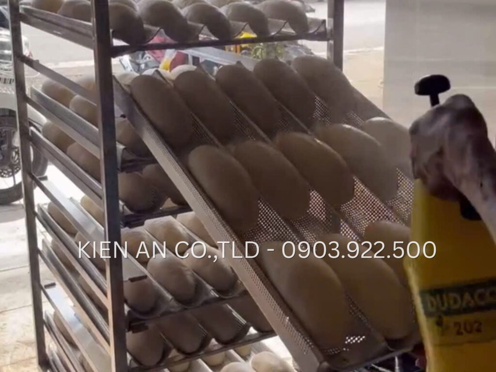 Nên xịt nước trước khi cho bánh vào lò nướng