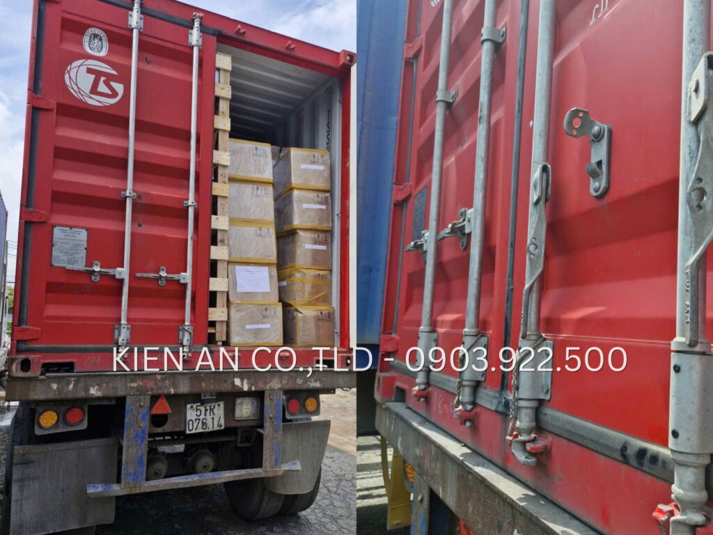Hàng được đưa lên container và khóa cẩn thật